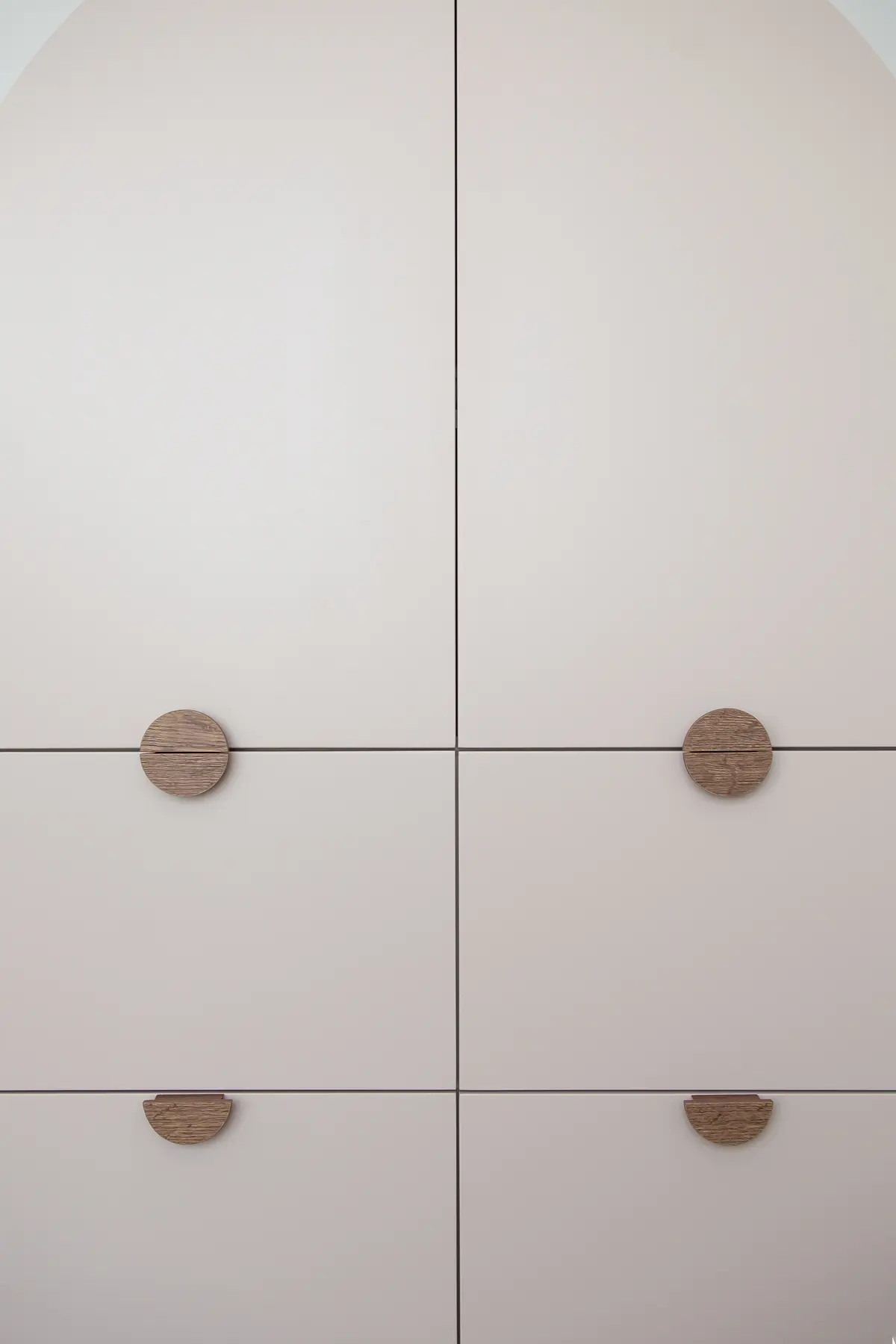 Armario moderno minimalista con tiradores circulares de madera — proyecto Depto Arribeños, por Ayelen Mayer Arquitectura, en Buenos Aires